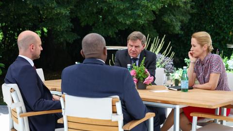 Auf diesem vom Französischen Außenministerium (MEAE) veröffentlichten Foto trifft sich der deutsche Außenminister Johann Wadephul (2.v.r, CDU) mit dem französischen Minister für Europa und auswärtige Angelegenheiten, Jean-Noel Barrot, David Lammy, Außenminister von Großbritannien, und der EU-Außenbeauftragten Kaja Kallas