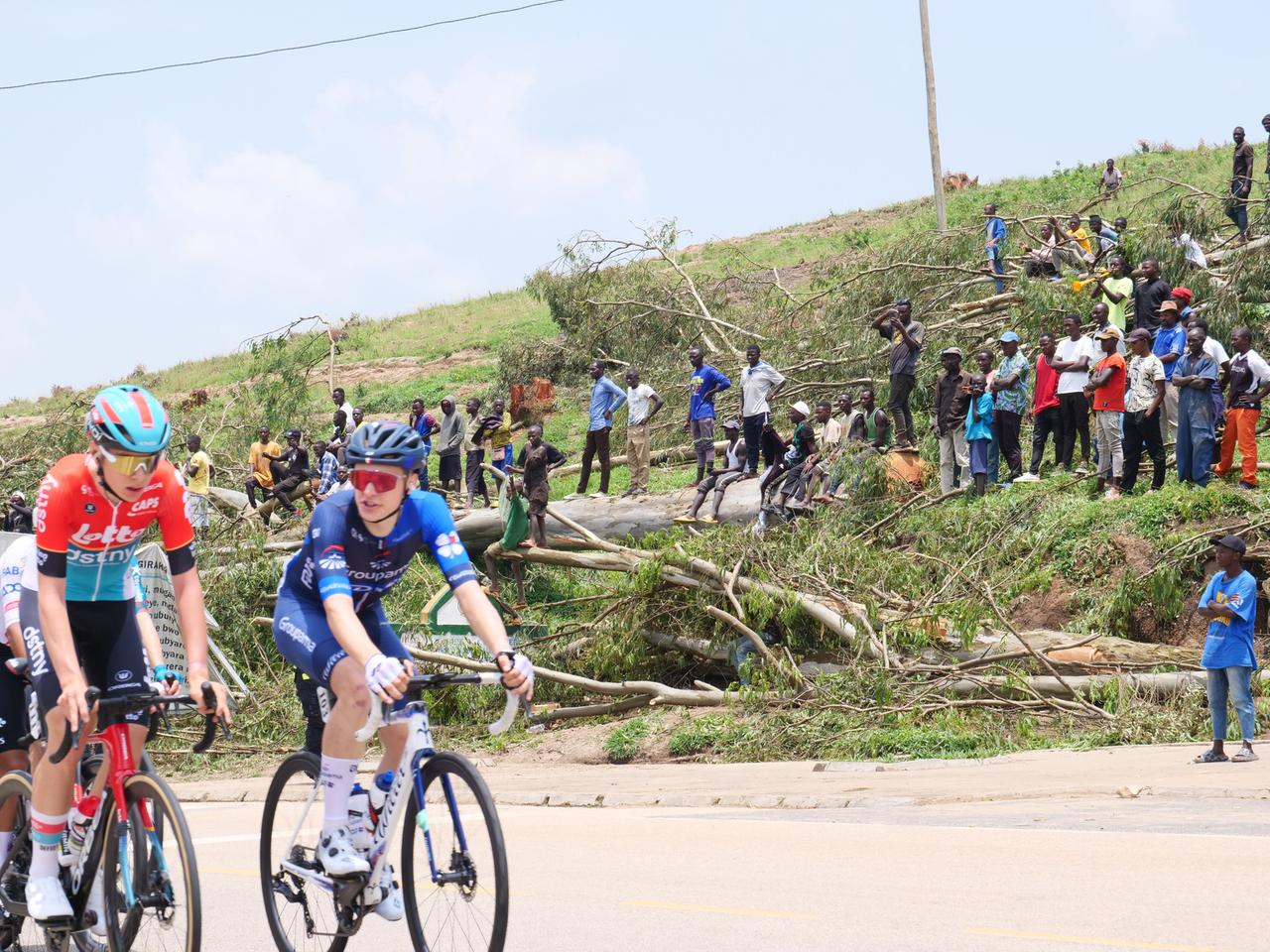 Radfahrer und Zuschauer bei der Tour du Rwanda.