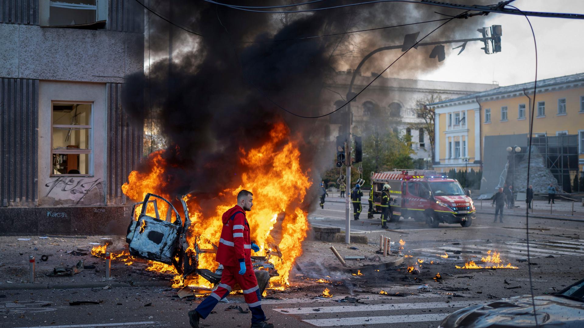 Ein Feuerwehrmann geht an einem brennenden Auto in Kiew in der Ukraine vorbei. Ein Feuerwehrmann geht an einem brennenden Auto in Kiew in der Ukraine vorbei.
