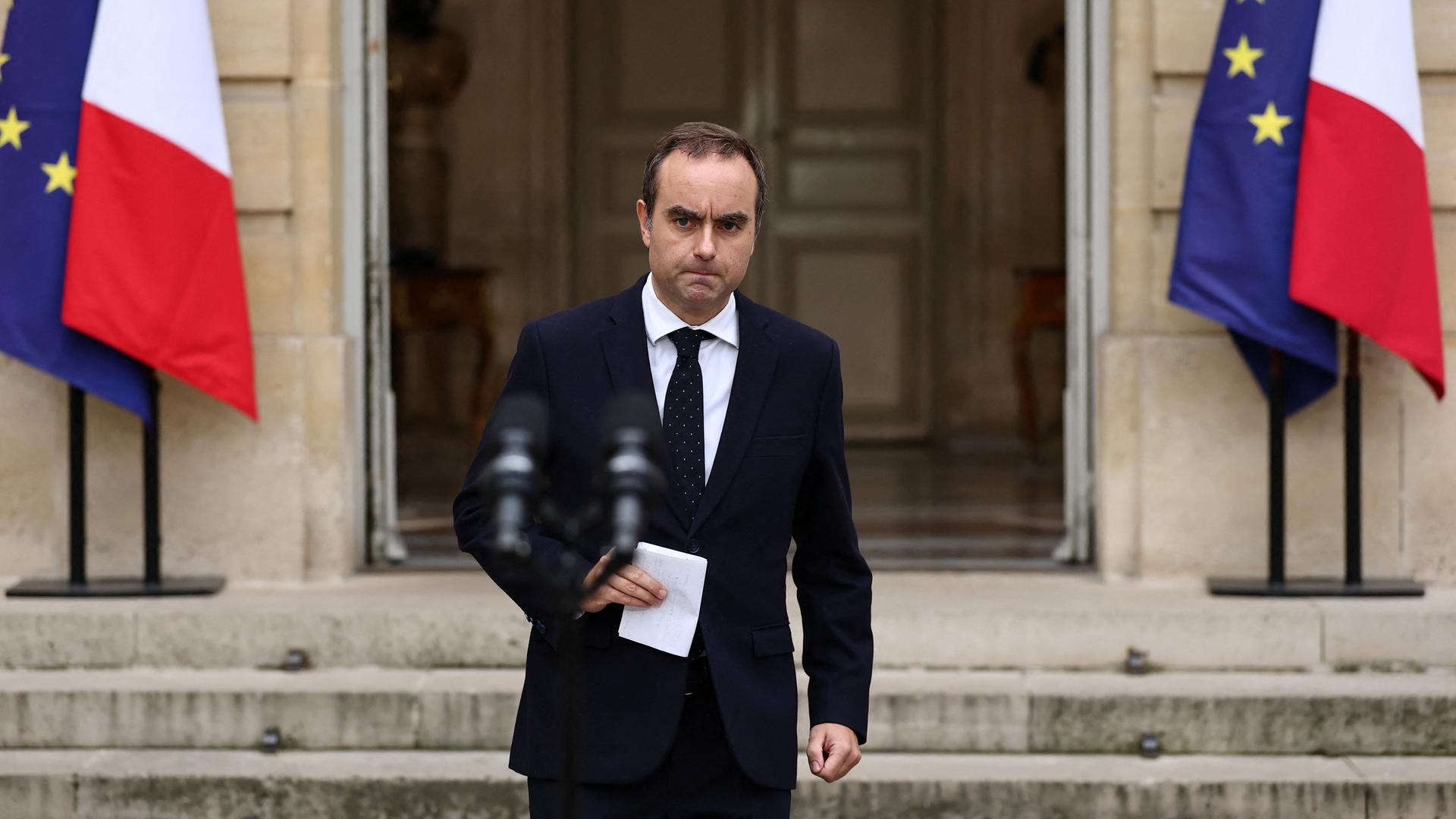 Der scheidende französische Premierminister Sébastien Lecornu, der nur einen Tag nach der Ernennung seiner Regierung zurücktrat, gibt vor dem Hotel Matignon eine Erklärung ab.