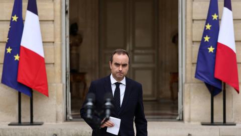 Der scheidende französische Premierminister Sébastien Lecornu, der nur einen Tag nach der Ernennung seiner Regierung zurücktrat, gibt vor dem Hotel Matignon eine Erklärung ab.