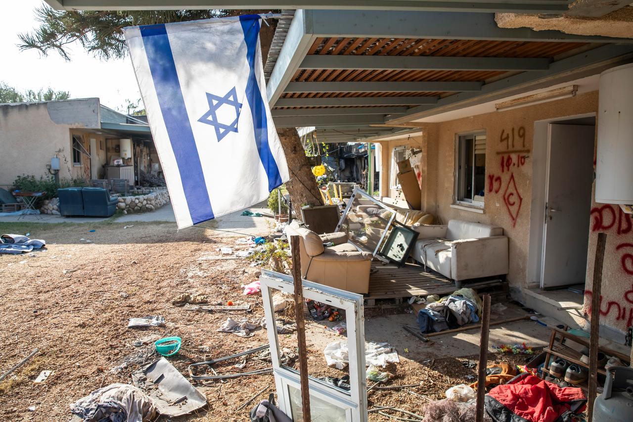 Der weitgehend zerstörte Kibbuz Kfar Aza und eine einsame Israel-Fahne. 