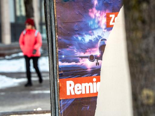 Ein Wahlplakat der AfD ist teilweise abgerissen. Darauf war die Forderung nach "Remigration" geschrieben sowie ein Flugzeug abgebildet. Ein Wahlplakat der AfD ist teilweise abgerissen. Darauf war die Forderung nach "Remigration" geschrieben sowie ein Flugzeug abgebildet.