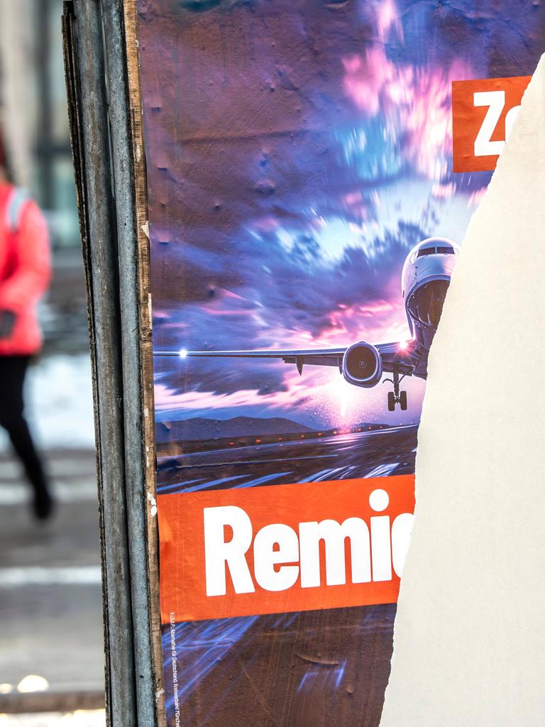 Ein Wahlplakat der AfD ist teilweise abgerissen. Darauf war die Forderung nach "Remigration" geschrieben sowie ein Flugzeug abgebildet. Ein Wahlplakat der AfD ist teilweise abgerissen. Darauf war die Forderung nach "Remigration" geschrieben sowie ein Flugzeug abgebildet.
