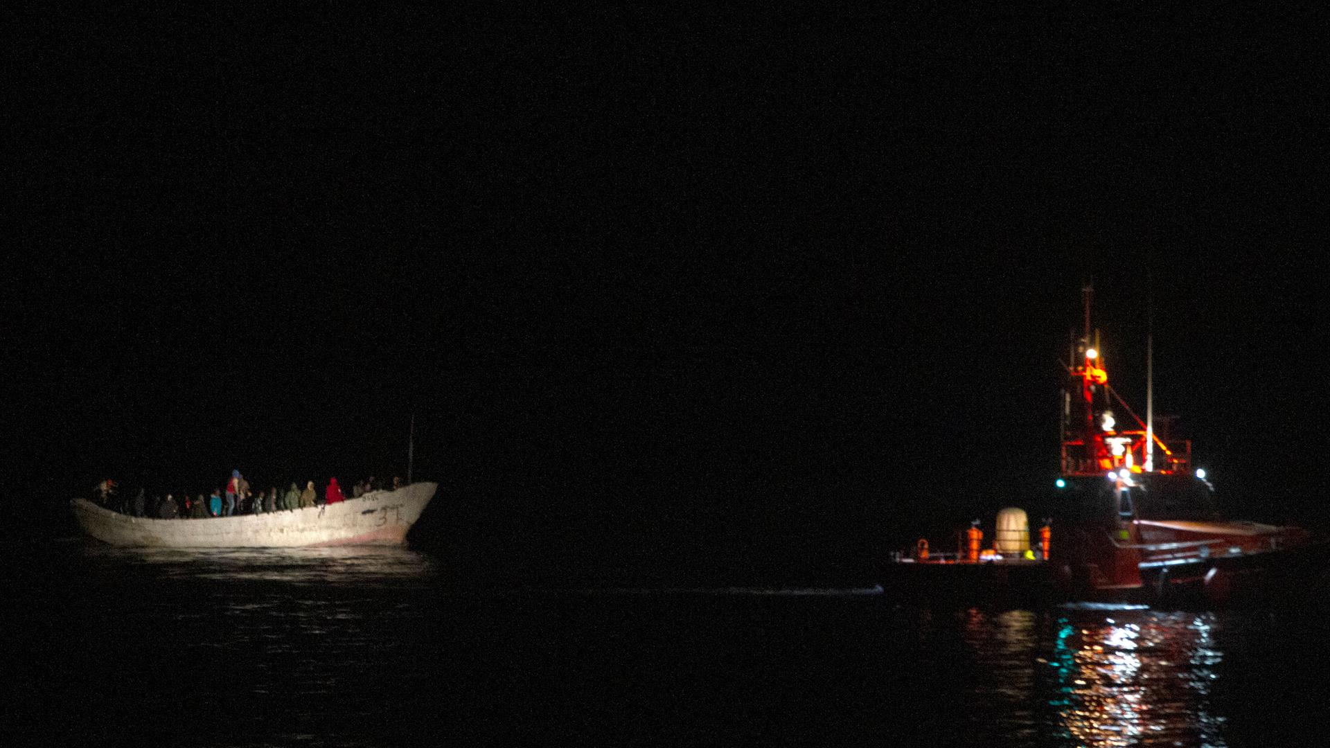 Ein Boot mit Geflüchteten vor den Kanarischen Inseln