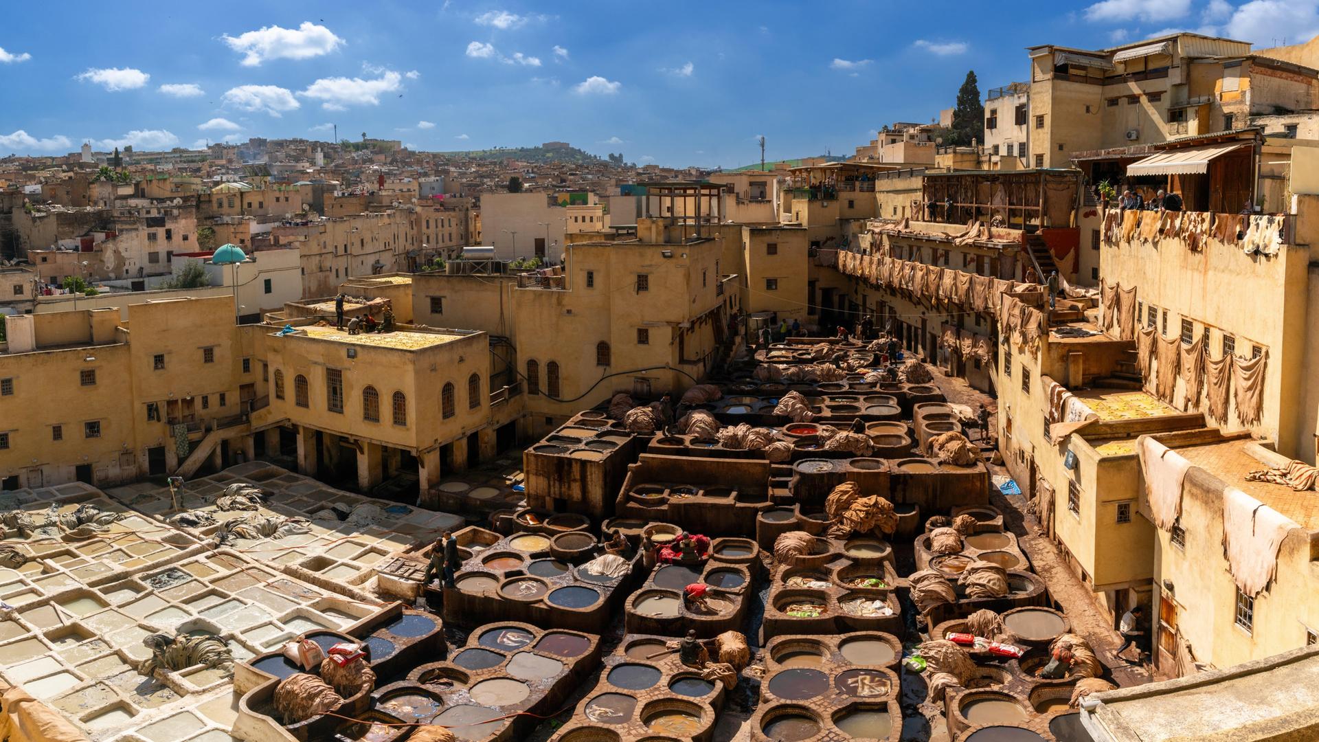 Panoramablick über die Altstadt von Fes in Marokko