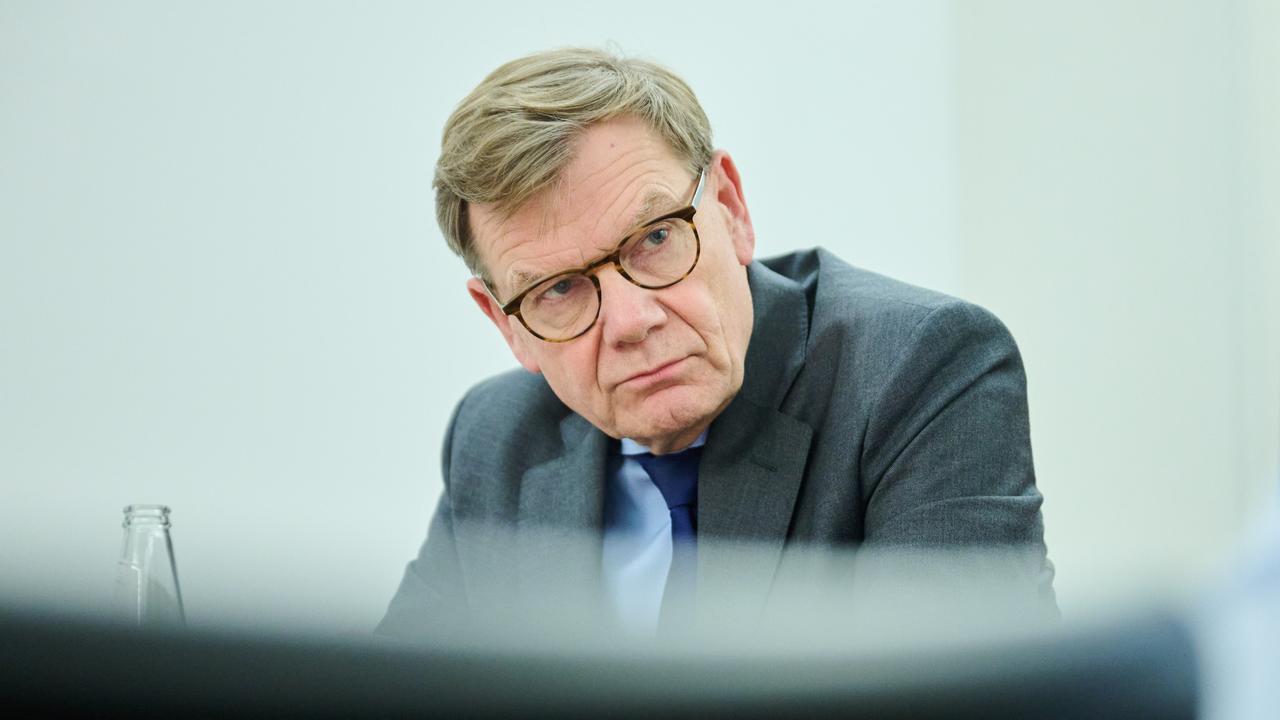 BundesaußenministerJohann Wadephul (CDU) spricht während eines Interviews mit der dpa im Auswärtigen Amt.