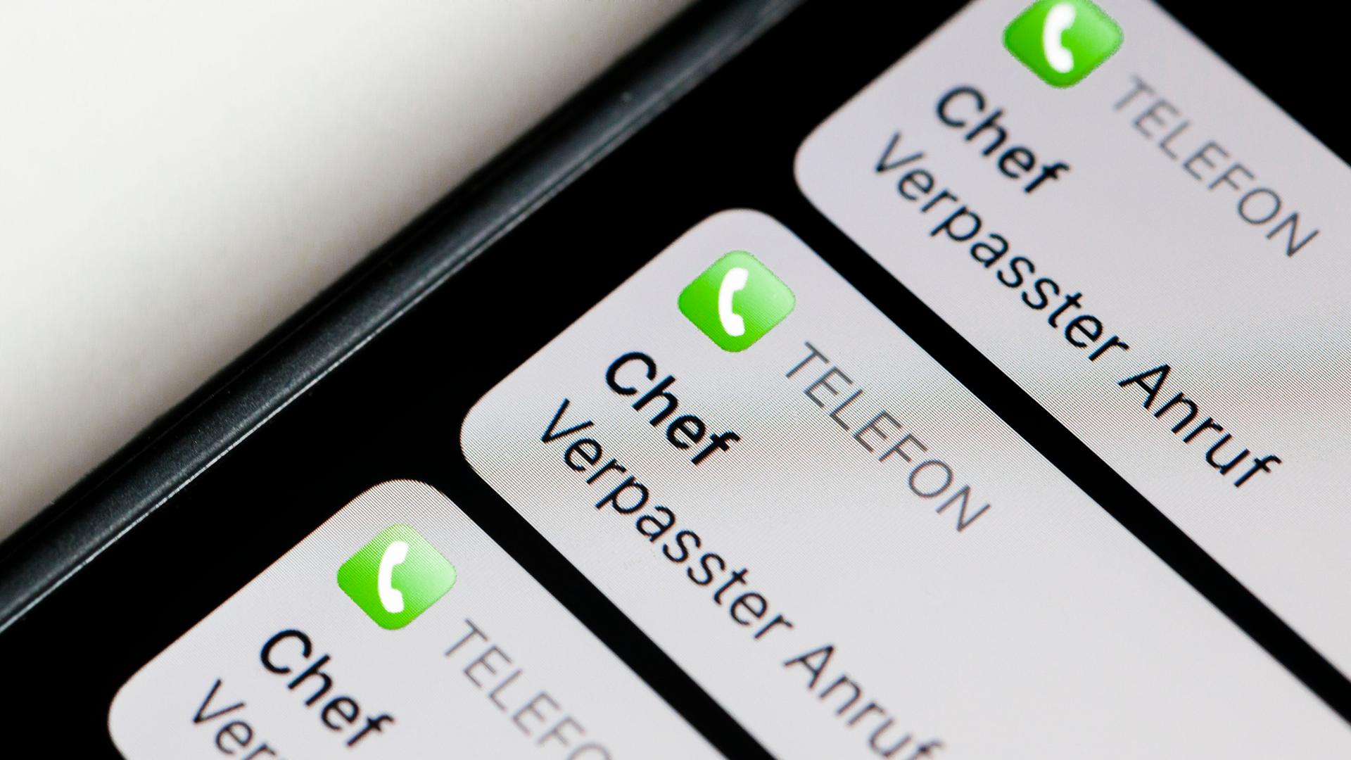 Auf einem Smartphone werden verpasste Anrufe vom Anrufer Chef angezeigt.