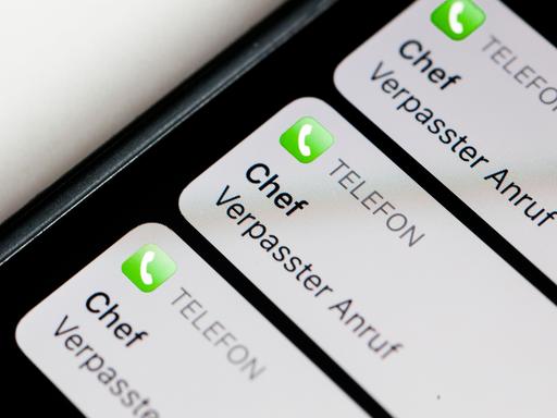 Auf einem Smartphone werden verpasste Anrufe vom Anrufer Chef angezeigt.