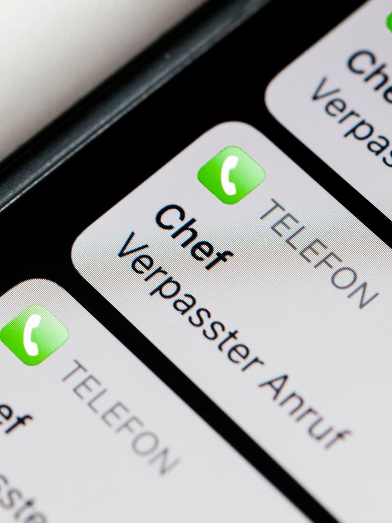 Auf einem Smartphone werden verpasste Anrufe vom Anrufer Chef angezeigt.