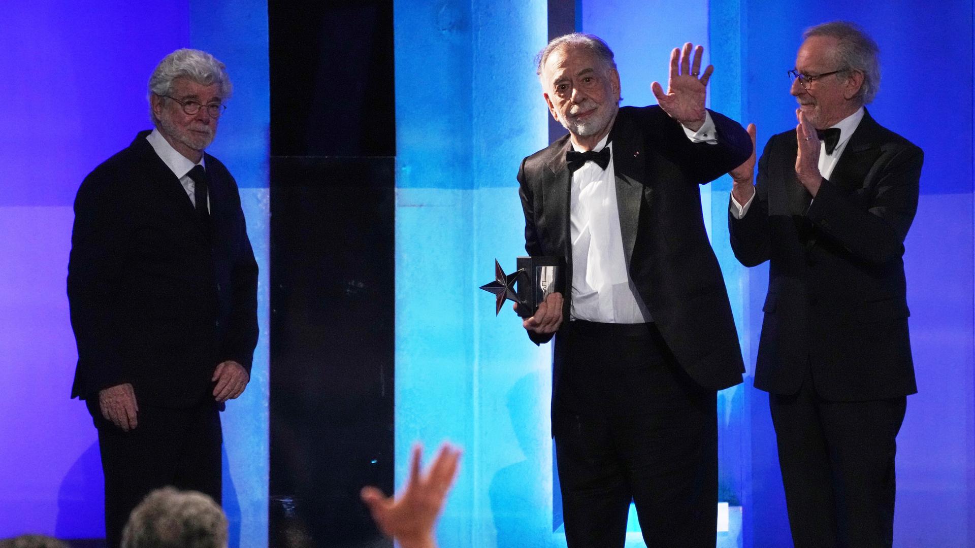 Francis Ford Coppola (zweiter von rechts) winkt dem Publikum während der Verleihung des 50. AFI Life Achievement Award am Samstag, 26. April 2025 im Dolby Theatre in Los Angeles. Francis Ford Coppola (zweiter von rechts) winkt dem Publikum während der Verleihung des 50. AFI Life Achievement Award am Samstag, 26. April 2025 im Dolby Theatre in Los Angeles.