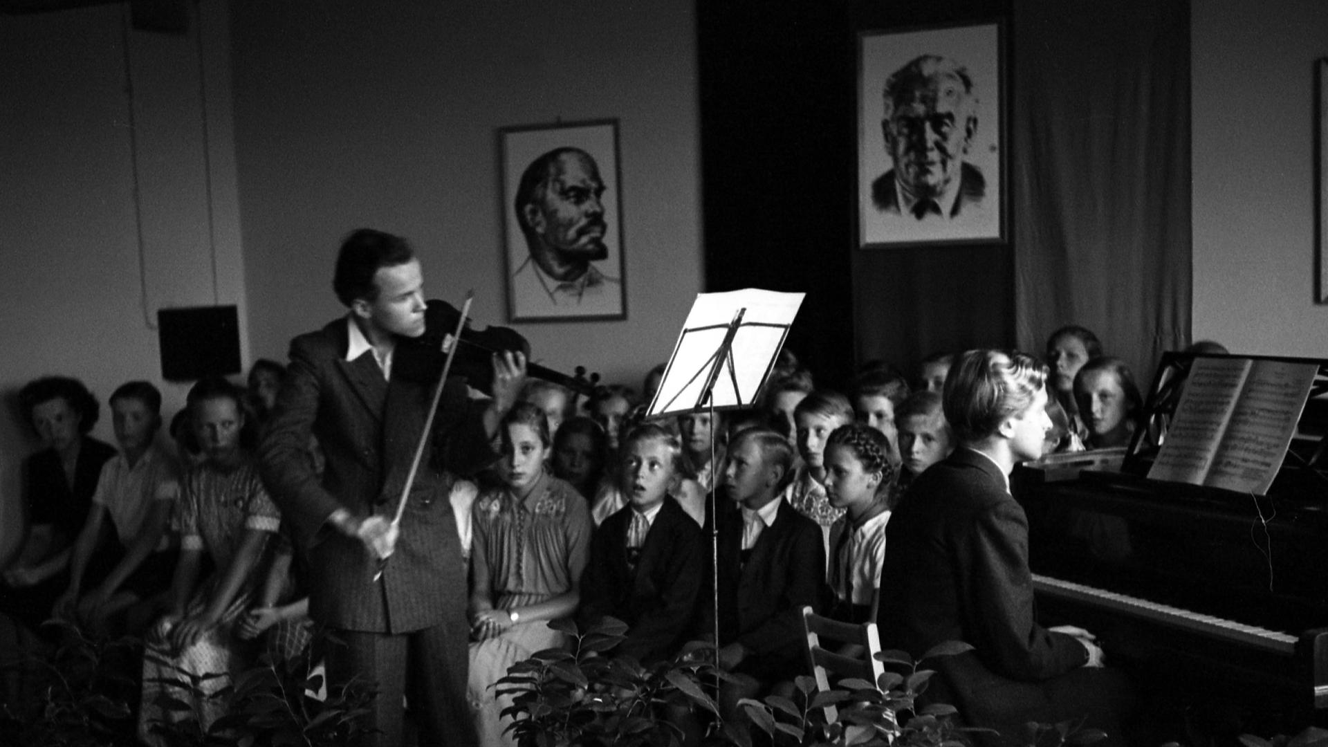 23.07.1950, Dresden, DDR: Feierlichkeit fuer die Schulabgänger in der Aula einer Grundschule. 
