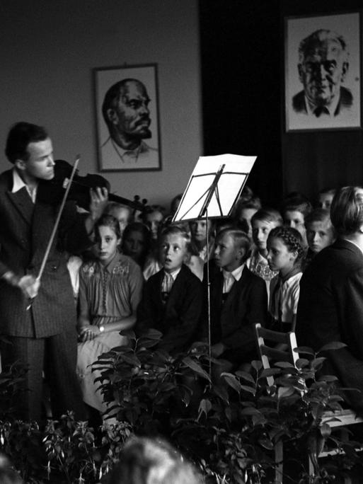 23.07.1950, Dresden, DDR: Feierlichkeit fuer die Schulabgänger in der Aula einer Grundschule. 

