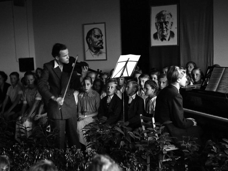 23.07.1950, Dresden, DDR: Feierlichkeit fuer die Schulabgänger in der Aula einer Grundschule. 
