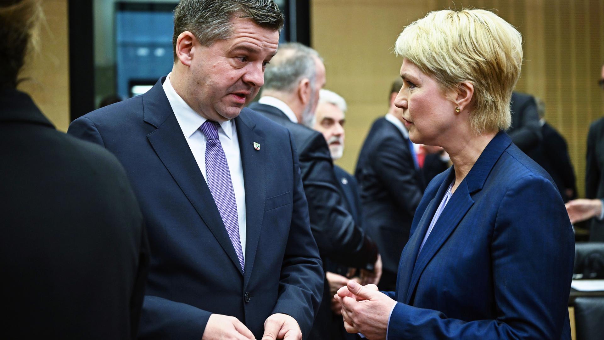 Sven Schulze (l, CDU), Ministerpräsident von Sachsen-Anhalt, und Manuela Schwesig (SPD), Ministerpräsidentin von Mecklenburg-Vorpommern, unterhalten sich vor Beginn einer Plenarsitzung des Bundesrats am 30. Januar 2026. Sven Schulze (l, CDU), Ministerpräsident von Sachsen-Anhalt, und Manuela Schwesig (SPD), Ministerpräsidentin von Mecklenburg-Vorpommern, unterhalten sich vor Beginn einer Plenarsitzung des Bundesrats am 30. Januar 2026.