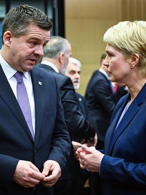 Sven Schulze (l, CDU), Ministerpräsident von Sachsen-Anhalt, und Manuela Schwesig (SPD), Ministerpräsidentin von Mecklenburg-Vorpommern, unterhalten sich vor Beginn einer Plenarsitzung des Bundesrats am 30. Januar 2026. Sven Schulze (l, CDU), Ministerpräsident von Sachsen-Anhalt, und Manuela Schwesig (SPD), Ministerpräsidentin von Mecklenburg-Vorpommern, unterhalten sich vor Beginn einer Plenarsitzung des Bundesrats am 30. Januar 2026.