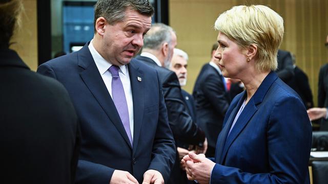 Sven Schulze (l, CDU), Ministerpräsident von Sachsen-Anhalt, und Manuela Schwesig (SPD), Ministerpräsidentin von Mecklenburg-Vorpommern, unterhalten sich vor Beginn einer Plenarsitzung des Bundesrats am 30. Januar 2026.
