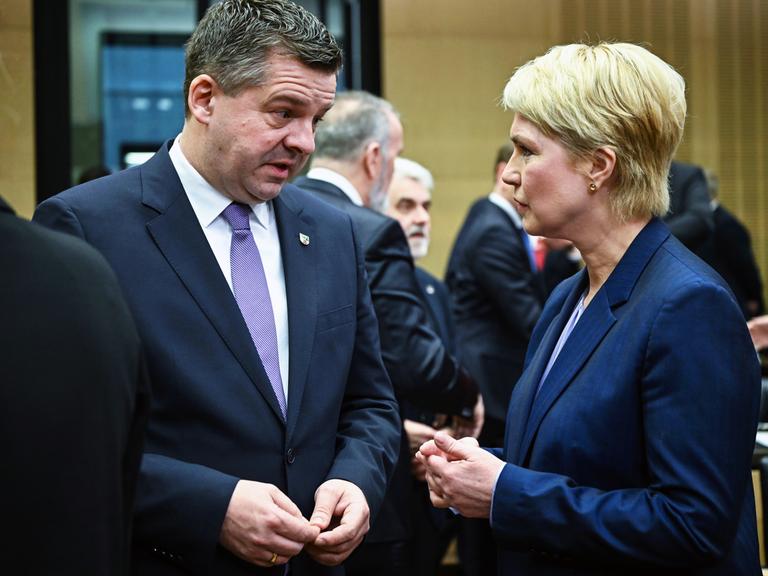 Sven Schulze (l, CDU), Ministerpräsident von Sachsen-Anhalt, und Manuela Schwesig (SPD), Ministerpräsidentin von Mecklenburg-Vorpommern, unterhalten sich vor Beginn einer Plenarsitzung des Bundesrats am 30. Januar 2026. Sven Schulze (l, CDU), Ministerpräsident von Sachsen-Anhalt, und Manuela Schwesig (SPD), Ministerpräsidentin von Mecklenburg-Vorpommern, unterhalten sich vor Beginn einer Plenarsitzung des Bundesrats am 30. Januar 2026.