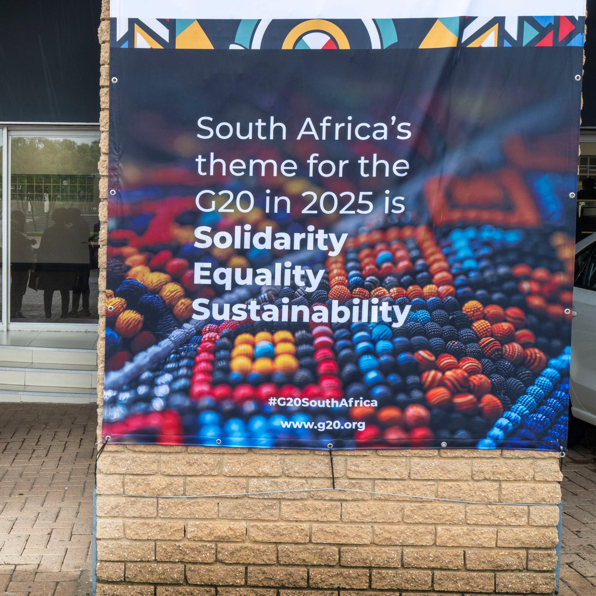 Ein Poster der G20 mit dem Motto "Solidarity, Equality and Sustainability" in Johannesburg