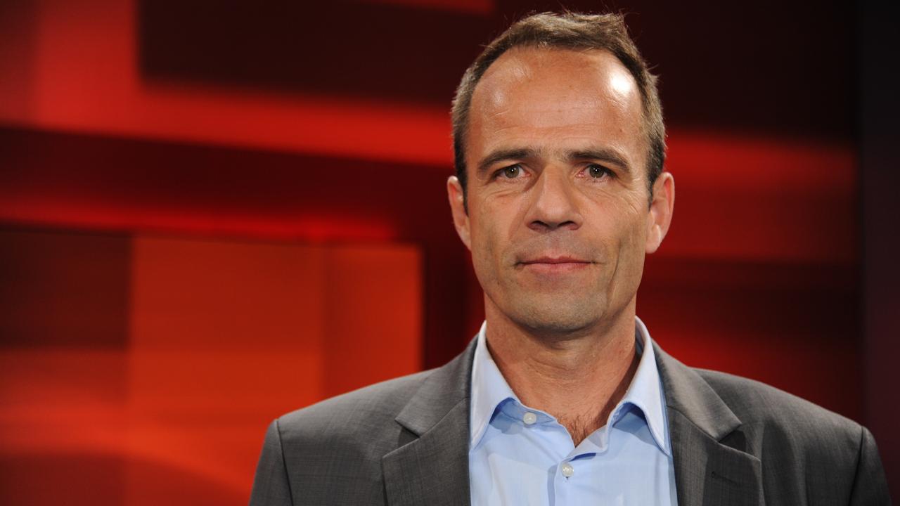 Alexander Koch blickt geradeaus in die Kamera