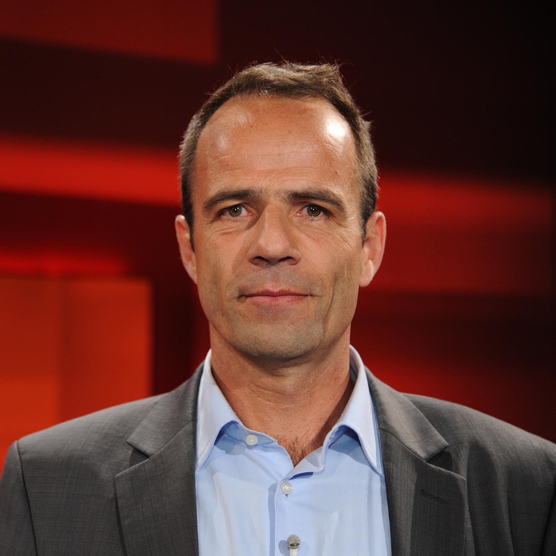 Alexander Koch blickt geradeaus in die Kamera