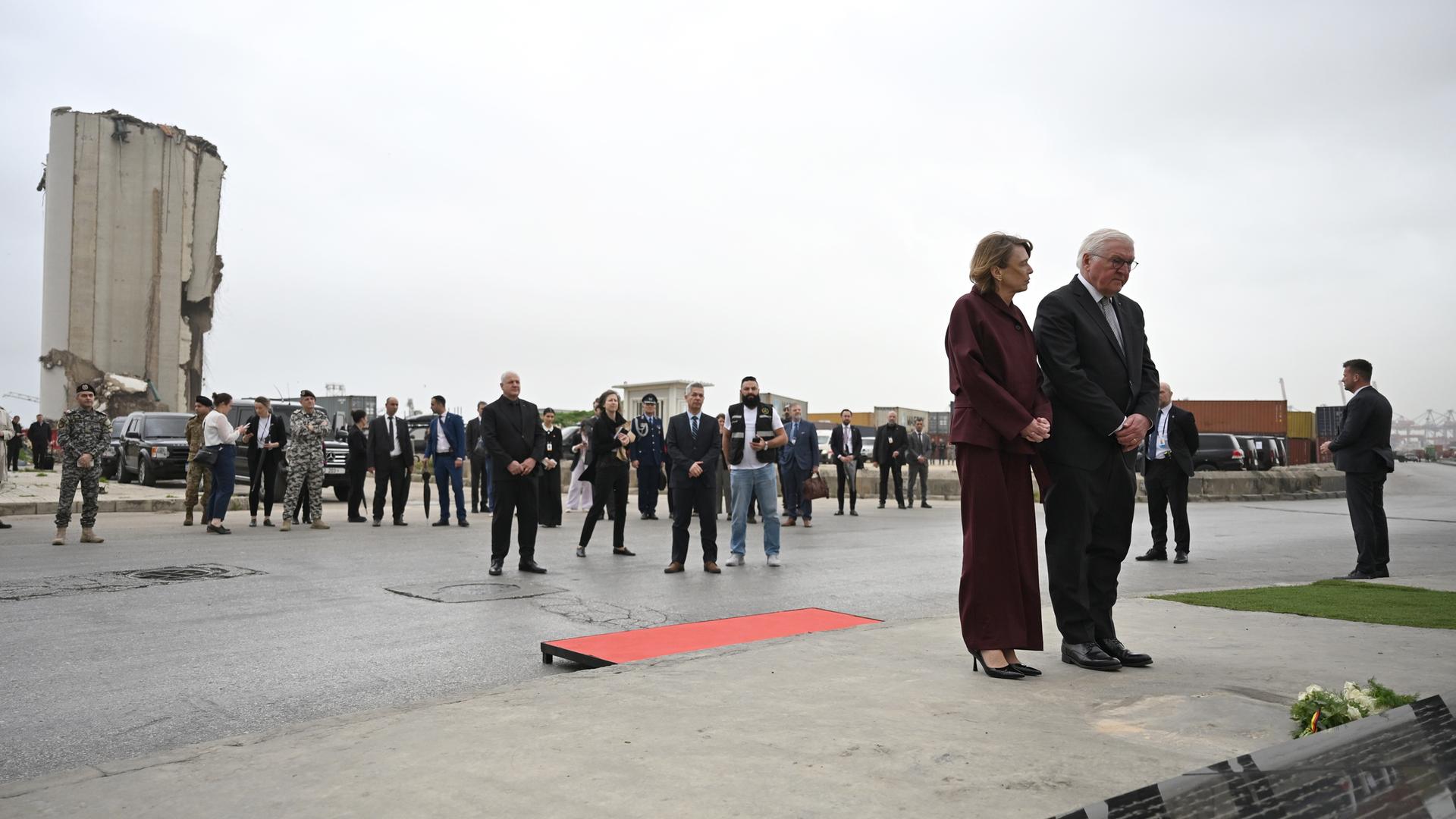 Bundespräsident Frank-Walter Steinmeier (r.) und seine Frau Elke Büdenbender (2.v.r.) legen am Gedenkort für die Explosion 2020 im Hafen von Beirut Blumen nieder.