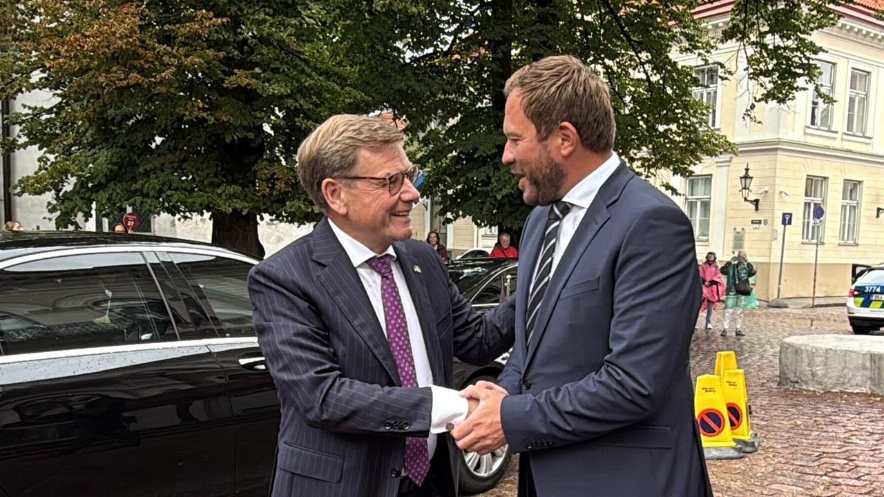 Bundesaußenminister Johann Wadephul (l, CDU) wird von seinem Amtskollegen Margus Tsahkna zum Antrittsbesuch in Tallinn, Estland, begrüßt.