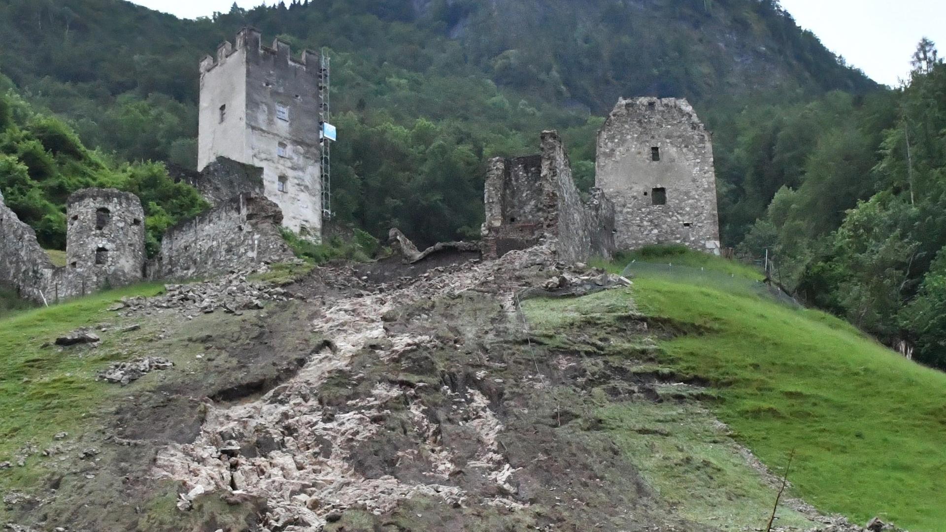 Herunterströmendes Wasser und Geröll unterhalb der Burgruine Falkenstein im oberbayerischen Flintsbach 