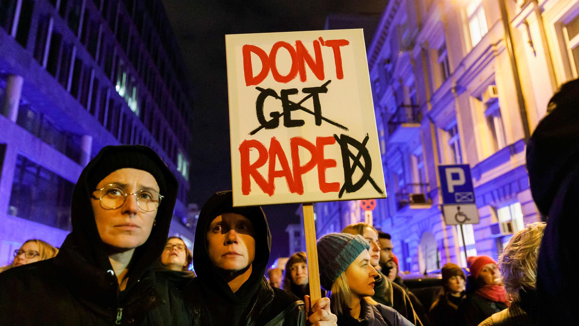 Ein Protestierer hält bei einem Protest für die weibliche Selbstbestimmung in Warschau ein Plakat auf dem steht: Don"t rape.