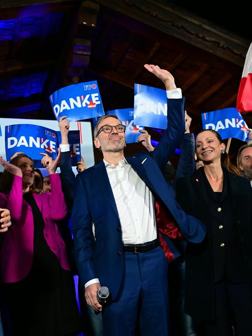 Die Politiker der rechtspopulistischen FPÖ Michael Schnedlitz, Herbert Kickl und Susanne Fürst feiern mit erhobenen Händen und Österreich-Flaggen im Hintergrund ihren Wahlerfolg bei der Nationalratswahl in Wien. 