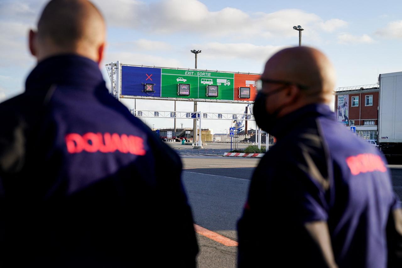 Grenzkontrollen am Fährterminal in Calais: Zwei Zöllner stehen an den Grenzanlagen.