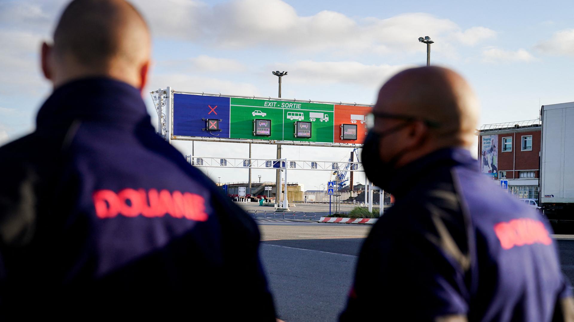 Grenzkontrollen am Fährterminal in Calais: Zwei Zöllner stehen an den Grenzanlagen. Grenzkontrollen am Fährterminal in Calais: Zwei Zöllner stehen an den Grenzanlagen.