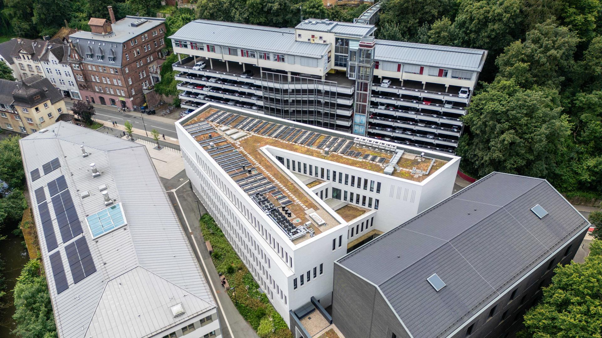 Die V-förmige Architektur des neuen Forschungsbaus des Deutsche Dokumentationszentrum für Kunstgeschichte (DDK) wird umrahmt von der Marburger Oberstadt und dem Parkhaus Pilgrimstein (oben), dem Forschungszentrum Deutscher Sprachatlas (links) und dem neuen Seminargebäude Pilgrimstein. Die V-förmige Architektur des neuen Forschungsbaus des Deutsche Dokumentationszentrum für Kunstgeschichte (DDK) wird umrahmt von der Marburger Oberstadt und dem Parkhaus Pilgrimstein (oben), dem Forschungszentrum Deutscher Sprachatlas (links) und dem neuen Seminargebäude Pilgrimstein.
