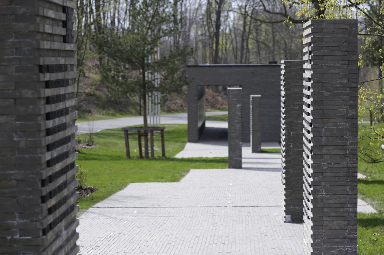 Stelen auf dem "Weg der Erinnerung" tragen in bronzenen Lettern die Namen der in Bundeswehreinsätzen Verstorbenen.