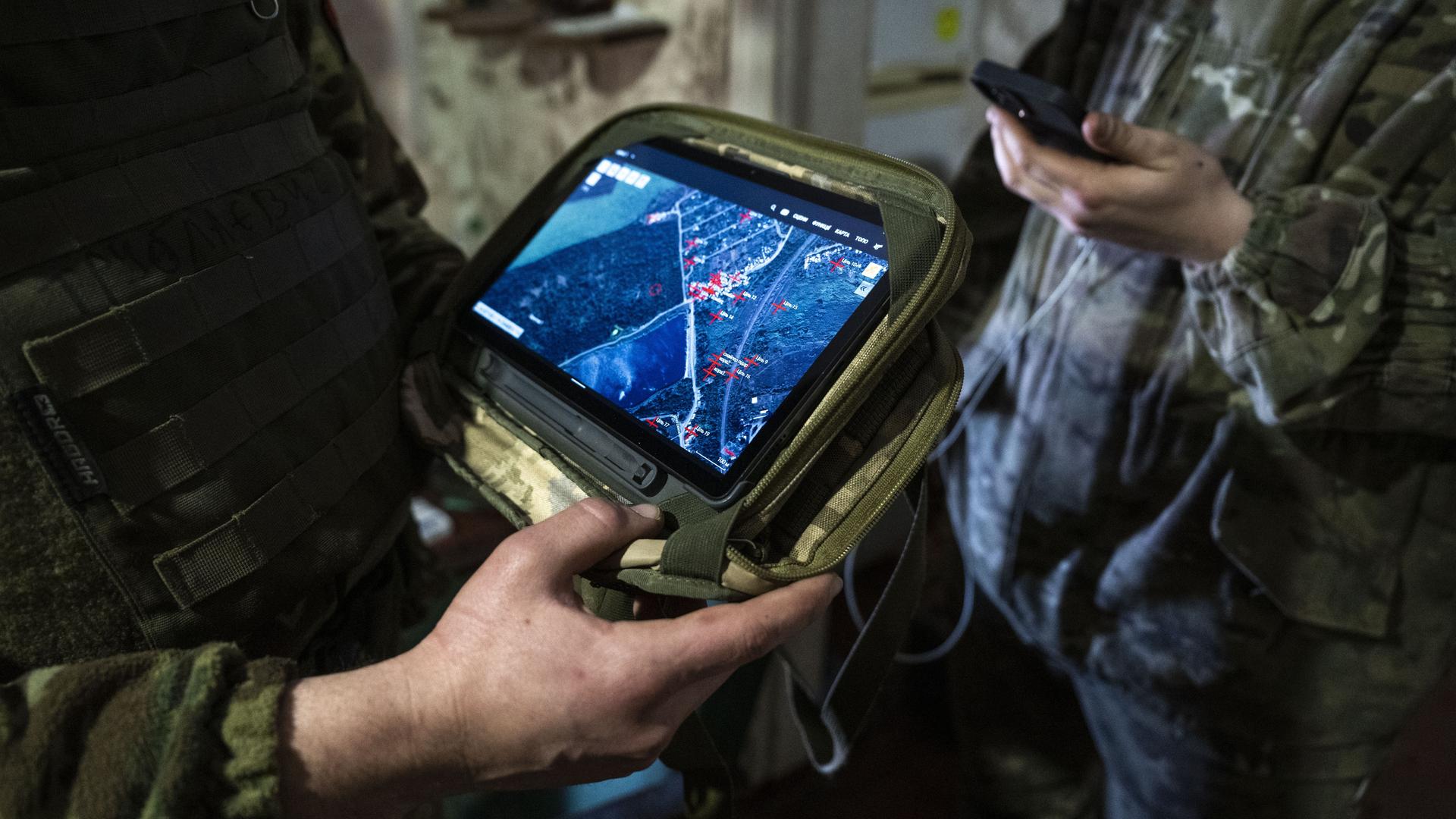 Ein ukrainischer Soldat kontrolliert das GPS Signal nahe der Front in Bachmut.
