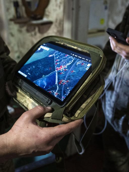 Ein ukrainischer Soldat kontrolliert das GPS Signal nahe der Front in Bachmut.