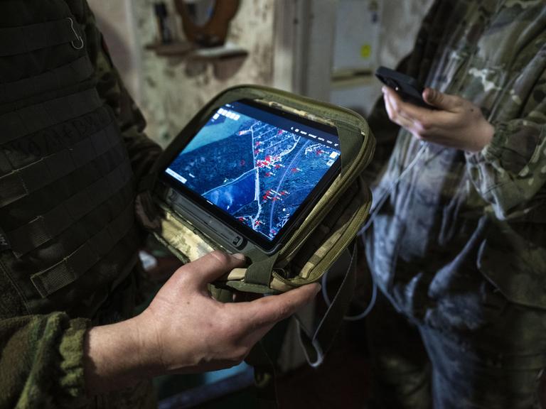 Ein ukrainischer Soldat kontrolliert das GPS Signal nahe der Front in Bachmut.