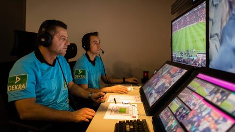 Blick in den Kölner Keller, in dem Videoschiedsrichter und Operatoren der Deutschen Fußball-Liga (DFL) am 17.03.2019 die Partie Bayer Leverkusen gegen Werder Bremen verfolgen.