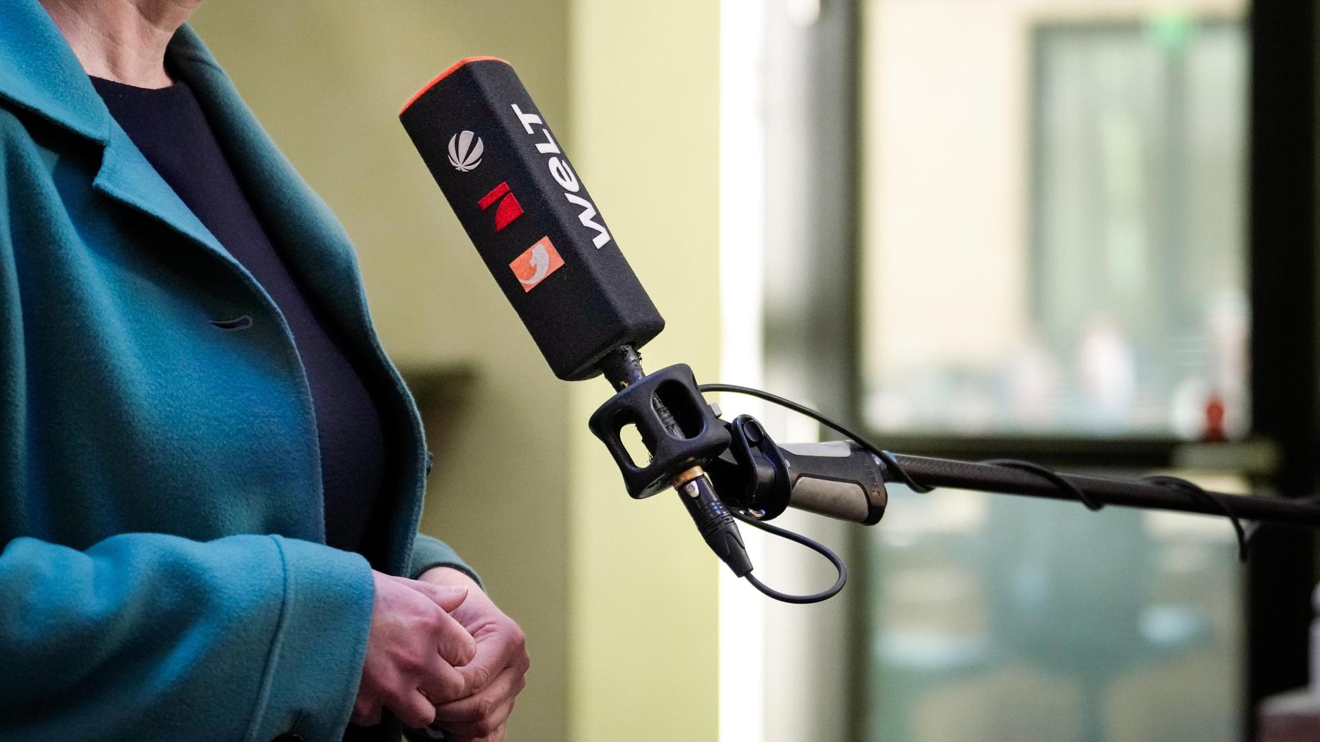 Ein Mikrofon der Fernsehsender Sat1, ProSieben, Kabel1 und Welt in einer Interviewsituation.