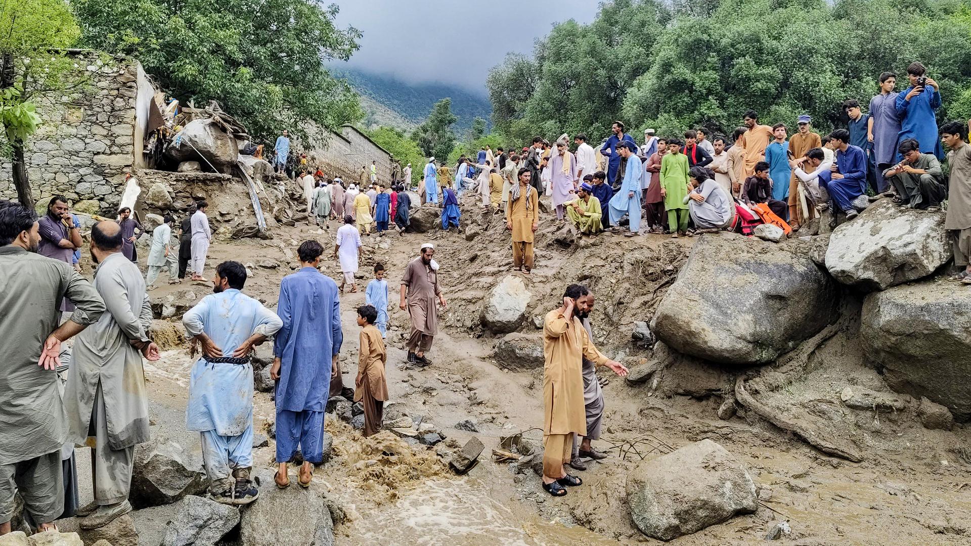 Menschen versammelten sich nach einer Sturzflut im pakistanischen Gebiet Bajaur.