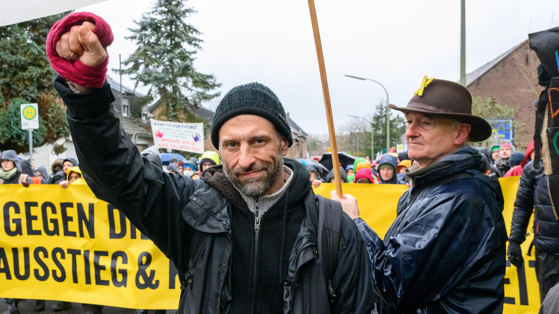 Tadzio Müller bei der Demonstration gegen die durchgeführte Räumung von Lützerath. Die Siedlung Lützerath soll dem Braunkohleabbau im Zuge der Erweiterung des Braunkohletagebaus Garzweiler II weichen.
