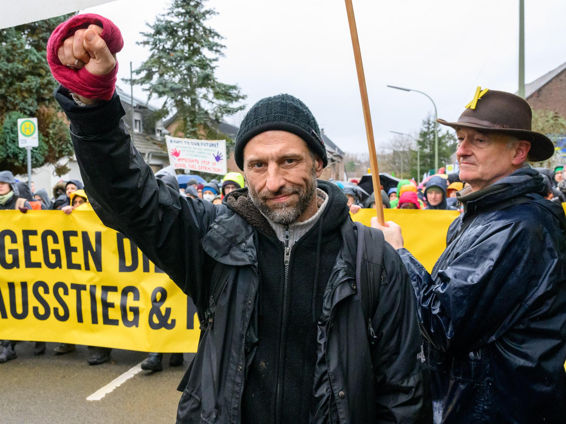 Tadzio Müller bei der Demonstration gegen die durchgeführte Räumung von Lützerath. Die Siedlung Lützerath soll dem Braunkohleabbau im Zuge der Erweiterung des Braunkohletagebaus Garzweiler II weichen.