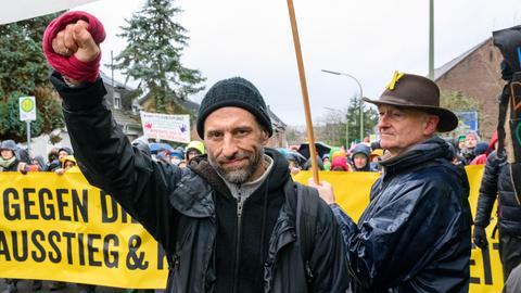 Tadzio Müller bei der Demonstration gegen die durchgeführte Räumung von Lützerath. Die Siedlung Lützerath soll dem Braunkohleabbau im Zuge der Erweiterung des Braunkohletagebaus Garzweiler II weichen. Tadzio Müller bei der Demonstration gegen die durchgeführte Räumung von Lützerath. Die Siedlung Lützerath soll dem Braunkohleabbau im Zuge der Erweiterung des Braunkohletagebaus Garzweiler II weichen.
