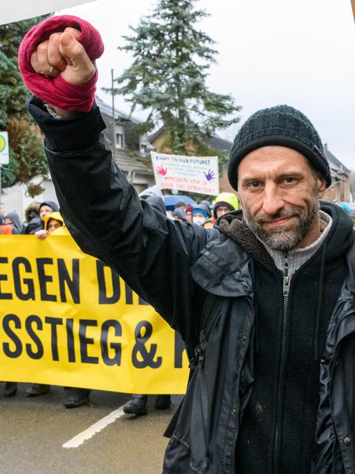 Tadzio Müller bei der Demonstration gegen die durchgeführte Räumung von Lützerath. Die Siedlung Lützerath soll dem Braunkohleabbau im Zuge der Erweiterung des Braunkohletagebaus Garzweiler II weichen.