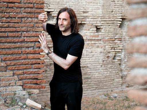 Paul Lynch in Rom an archäolgischen Park 2024. Paul Lynch in Rom an archäolgischen Park 2024.
