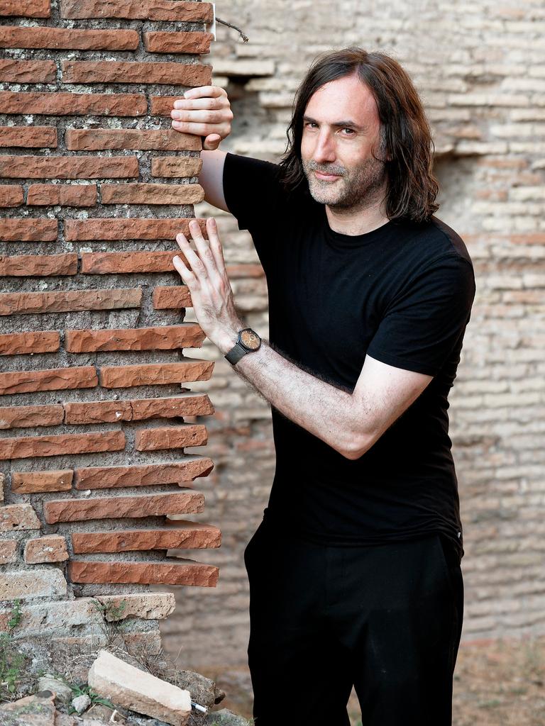 Paul Lynch in Rom an archäolgischen Park 2024. Paul Lynch in Rom an archäolgischen Park 2024.