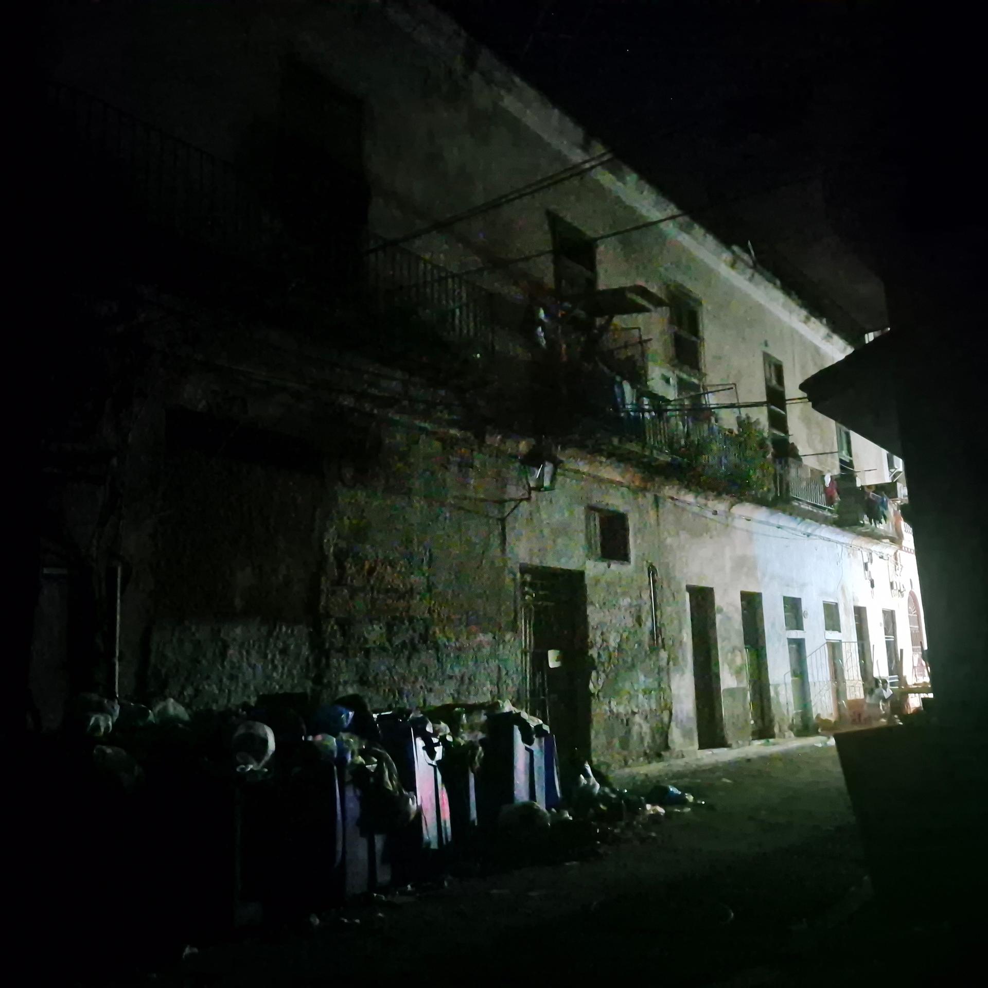 Während eines inselweiten Stromausfalls stehen überfüllte Mülltonnen in einer dunklen Straße im Zentrum der kubanischen Hauptstadt Havanna.