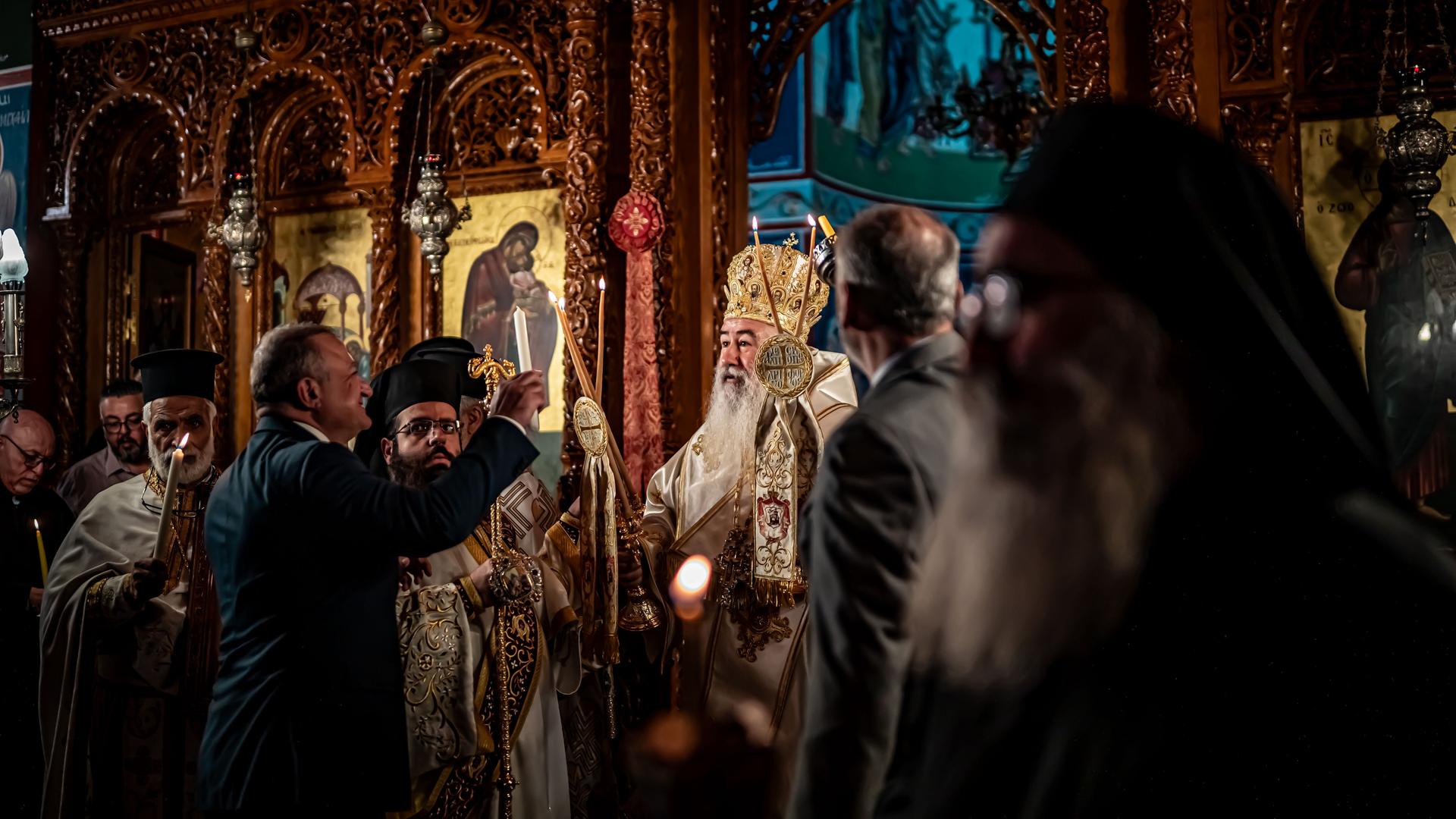 Griechisch-orthodoxe Christen in Jordanien versammeln sich am Karsamstag zum Gebet in der Kathedrale der Darstellung des Herrn in Amman, um die Auferstehung Christi zu feiern. 