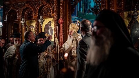 Griechisch-orthodoxe Christen in Jordanien versammeln sich am Karsamstag zum Gebet in der Kathedrale der Darstellung des Herrn in Amman, um die Auferstehung Christi zu feiern. 