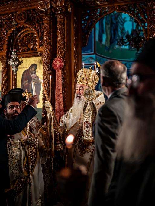 Griechisch-orthodoxe Christen in Jordanien versammeln sich am Karsamstag zum Gebet in der Kathedrale der Darstellung des Herrn in Amman, um die Auferstehung Christi zu feiern. 